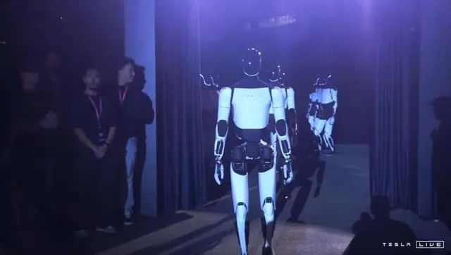 没有方向盘和踏板!特斯拉Cybercab正式亮相,引入感应充电,还有Robovan首秀……-图片15