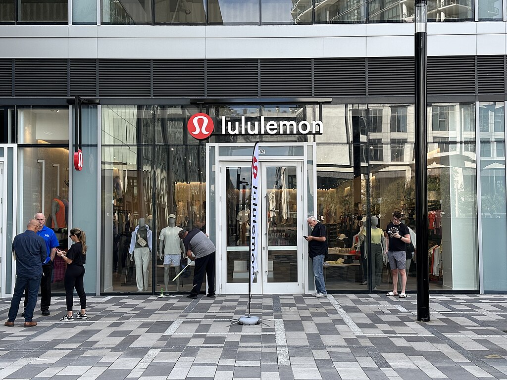 暴跌53%后,Lululemon是否已进入价值投资区间?